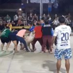 Indignación por uso de cerdito como “pelota” en evento de Guanay, exigen sanciones
