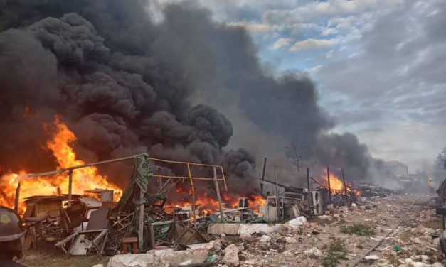 Incendio arrasa con vehículos y equipos obsoletos en depósito de la Gobernación de Santa Cruz 