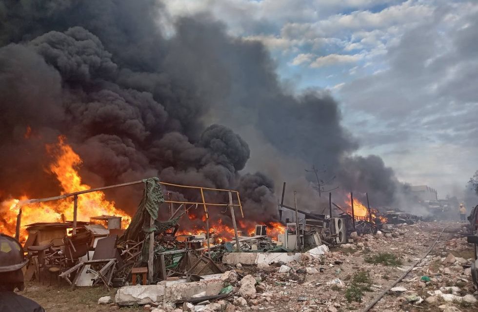 Incendio arrasa con vehículos y equipos obsoletos en depósito de la Gobernación de Santa Cruz 