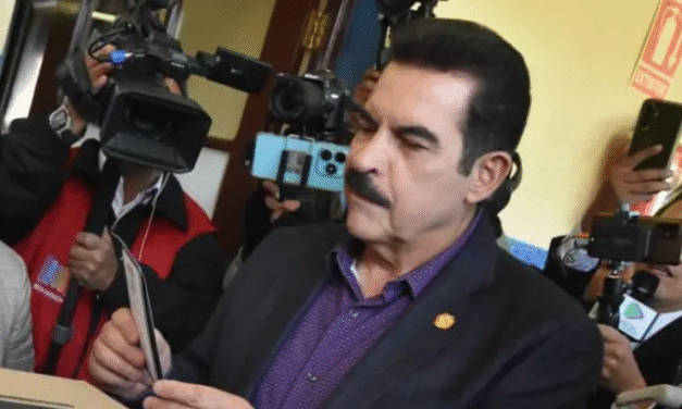 Manfred Reyes Villa vota confiado en transformación de Bolivia