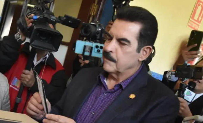Manfred Reyes Villa vota confiado en transformación de Bolivia