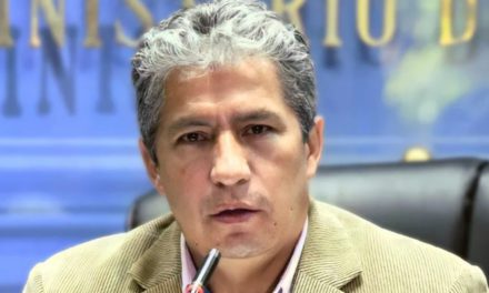 Novillo acusa a la derecha y al evismo de asfixiar al Gobierno con bloqueos y parálisis legislativa