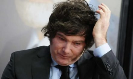 La imagen de Milei se desploma en medio del escándalo de corrupción y la crisis económica