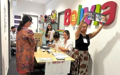 TSE requiere $us 4 millones para garantizar el voto en el exterior en segunda vuelta