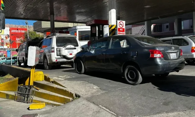 “El pueblo está sufriendo”: filas por combustible en el eje troncal del país marcan el feriado del 7 de agosto
