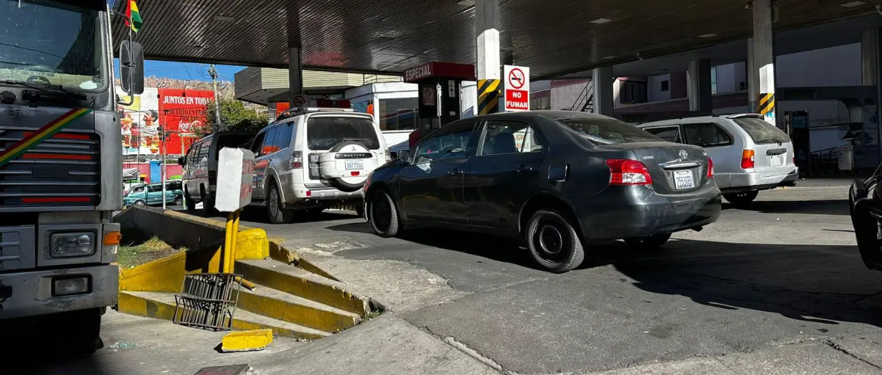“El pueblo está sufriendo”: filas por combustible en el eje troncal del país marcan el feriado del 7 de agosto