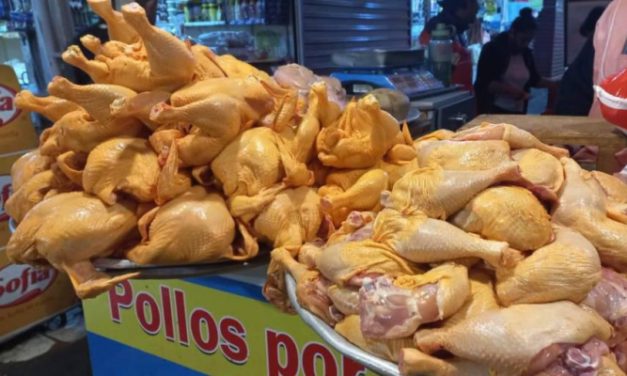 Precios altos afectan ventas de pollo en mercados del eje central del país