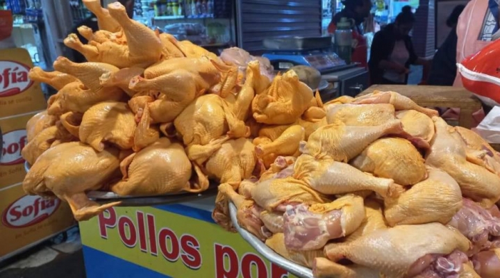 Precios altos afectan ventas de pollo en mercados del eje central del país