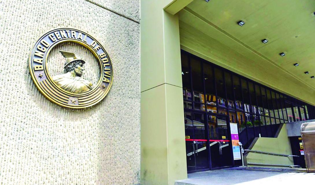 El Banco Central solo devuelve 3,7% de los dólares retenidos a la banca