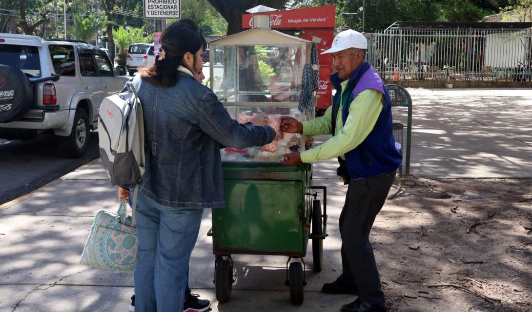 Cinco de cada diez adultos mayores trabajan durante su vejez
