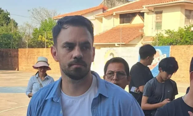 Eduardo Del Castillo vota en Santa Cruz entre abucheos
