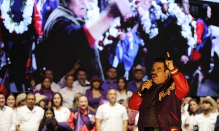Manfred promete, en el cierre de su campaña, liberar a Luis Fernando Camacho