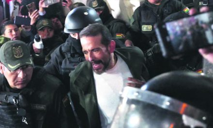 Camacho vuelve a Santa Cruz, Pumari logra su libertad y Áñez busca anular un tercer juicio