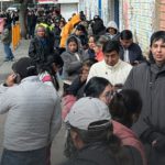 Ciudadanos hacen filas para tramitar certificados de impedimento