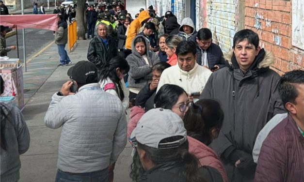 Ciudadanos hacen filas para tramitar certificados de impedimento