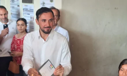 Juan Pablo Velasco vota y pide cambio democrático
