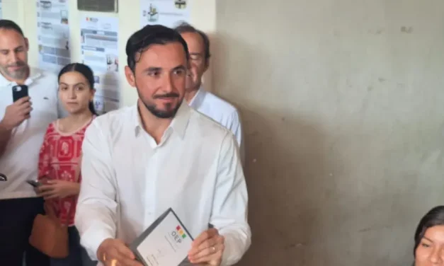 Juan Pablo Velasco vota y pide cambio democrático