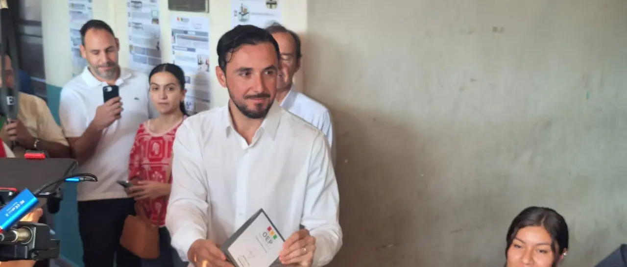 Juan Pablo Velasco vota y pide cambio democrático