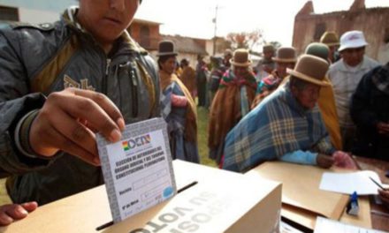 Denuncian que Gobierno obliga a funcionarios a sacar foto de su voto y de 5 familiares más a favor de Del Castillo
