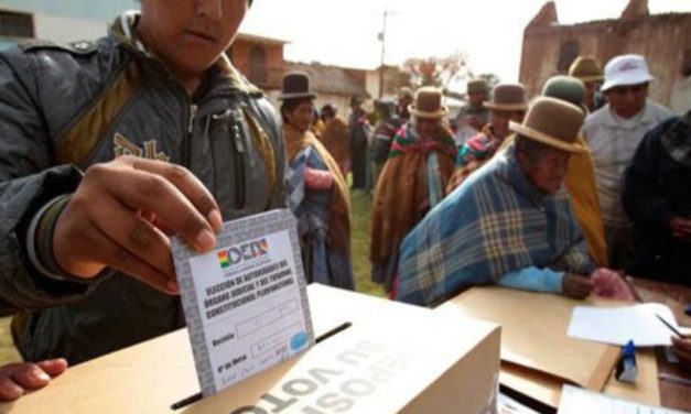 Denuncian que Gobierno obliga a funcionarios a sacar foto de su voto y de 5 familiares más a favor de Del Castillo