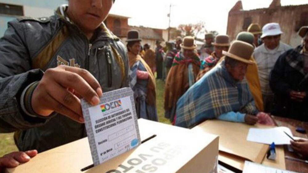 Denuncian que Gobierno obliga a funcionarios a sacar foto de su voto y de 5 familiares más a favor de Del Castillo