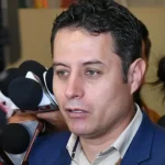 Edman Lara vota en santa cruz y anticipa sorpresas