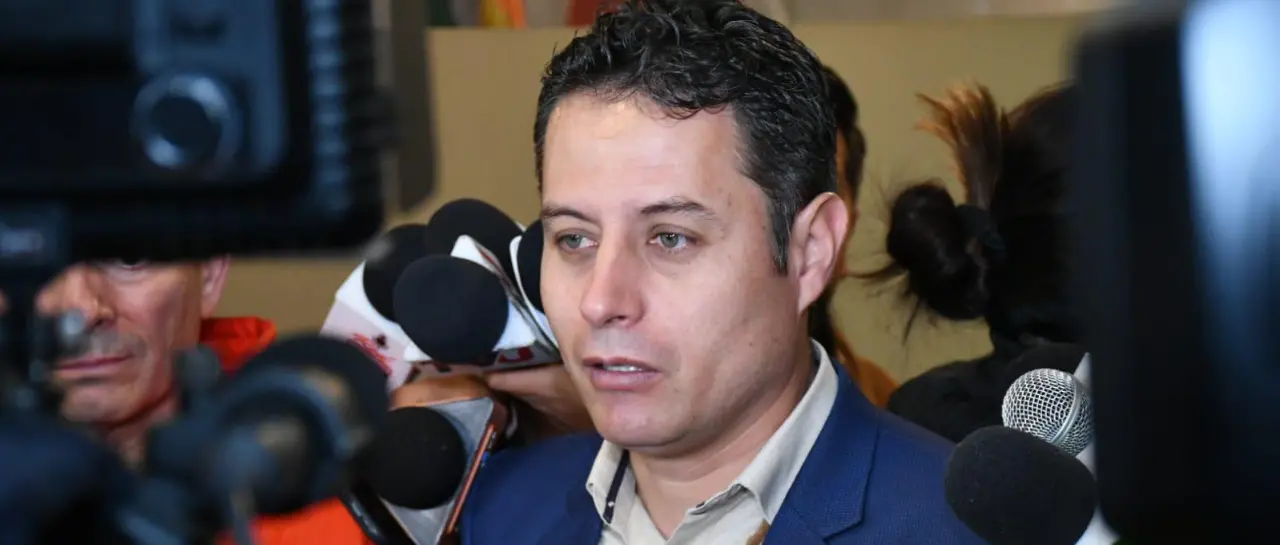 Edman Lara vota en santa cruz y anticipa sorpresas