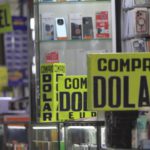 ¿A cuánto se cotiza el dólar paralelo este miércoles y por qué influye la proximidad de las elecciones?