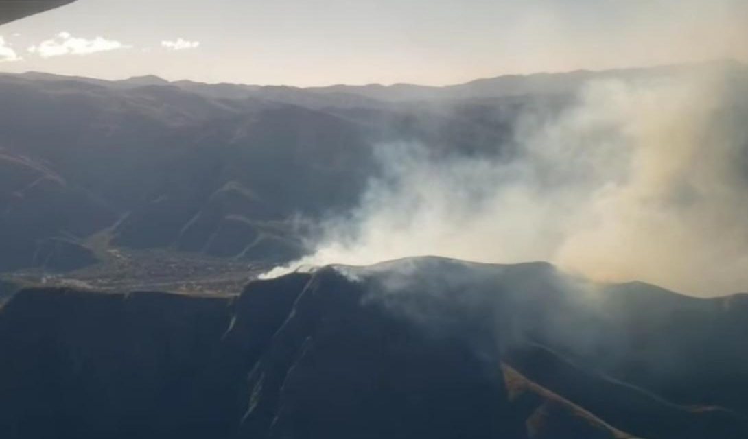 Gobierno califica “de magnitud” el incendio forestal en Tarija y anuncia envío de segundo helicóptero y más bomberos