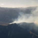 Gobierno califica “de magnitud” el incendio forestal en Tarija y anuncia envío de segundo helicóptero y más bomberos
