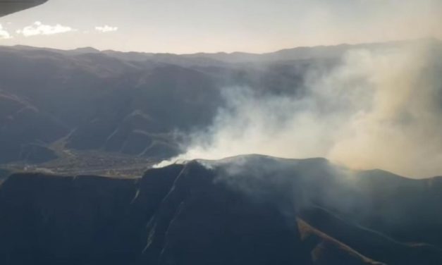 Gobierno califica “de magnitud” el incendio forestal en Tarija y anuncia envío de segundo helicóptero y más bomberos