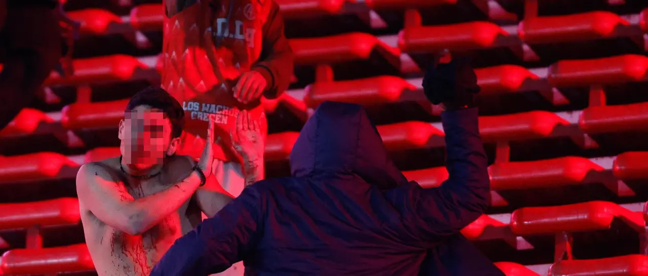 Violencia extrema suspende partido entre Independiente y U de Chile