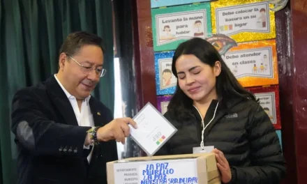 Arce vota y promete salida transitoria y democrática