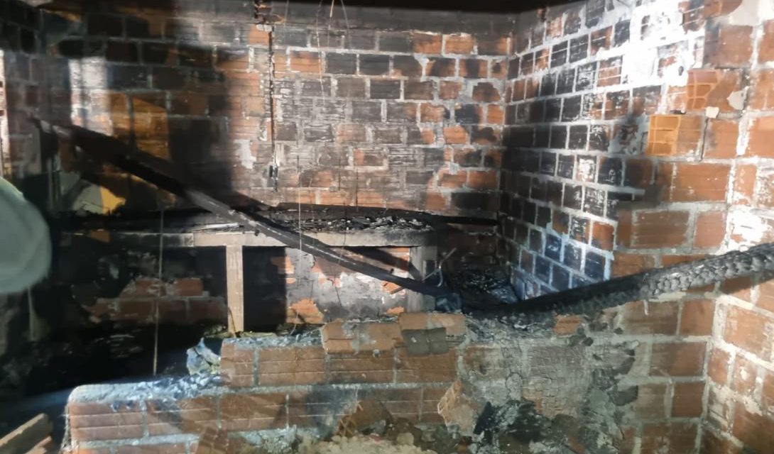Incendio revela fábrica artesanal de droga en el alto