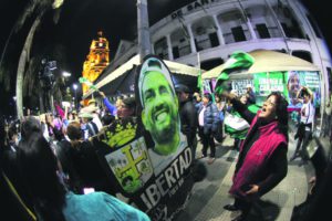 Seguidores de Luis Fernando Camacho celebran el fallo judicial en plaza 24 de Septiembre/Foto: EL DEBER