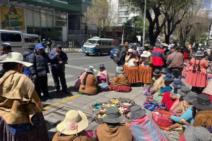 Más de 1.200 productores lecheros exigen a la empresa estatal EBA el pago de Bs 2 millones, según dirigentes