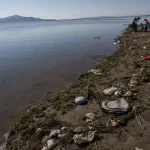 Crisis ambiental del Titicaca causa el éxodo forzado de familias