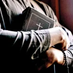 Confirman aprehensión de exsacerdote acusado de abusar a 30 niños en Bolivia; anuncia extradición de Uruguay