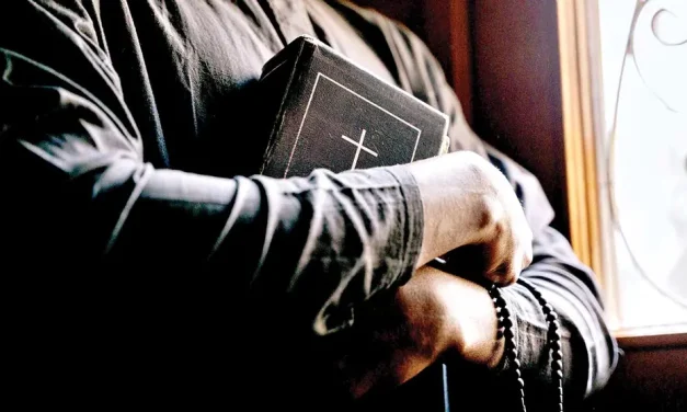 Confirman aprehensión de exsacerdote acusado de abusar a 30 niños en Bolivia; anuncia extradición de Uruguay