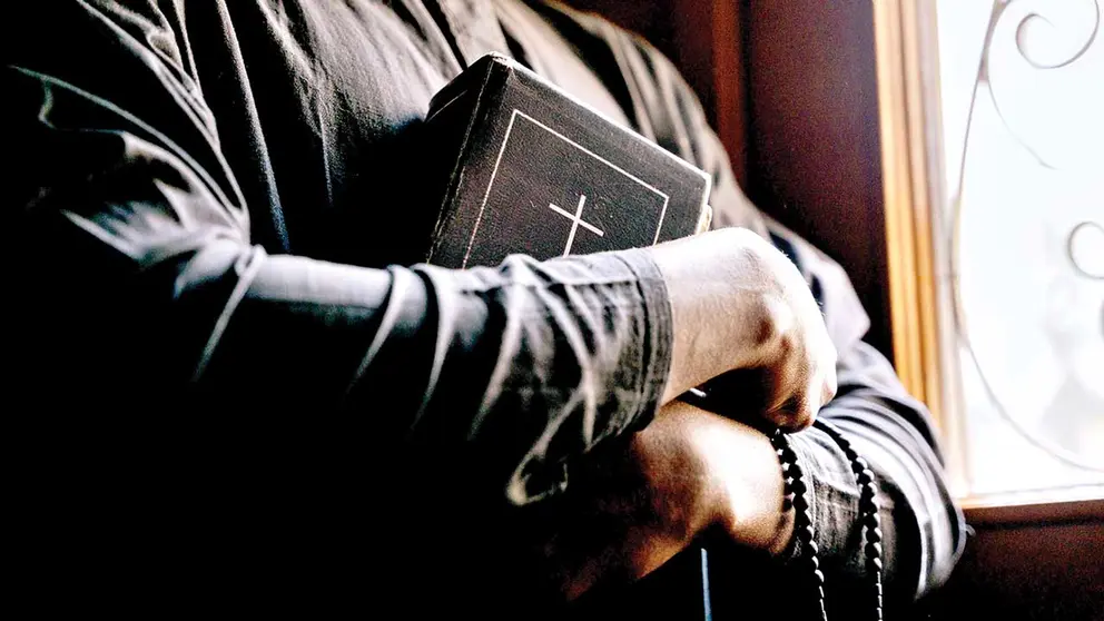 Confirman aprehensión de exsacerdote acusado de abusar a 30 niños en Bolivia; anuncia extradición de Uruguay