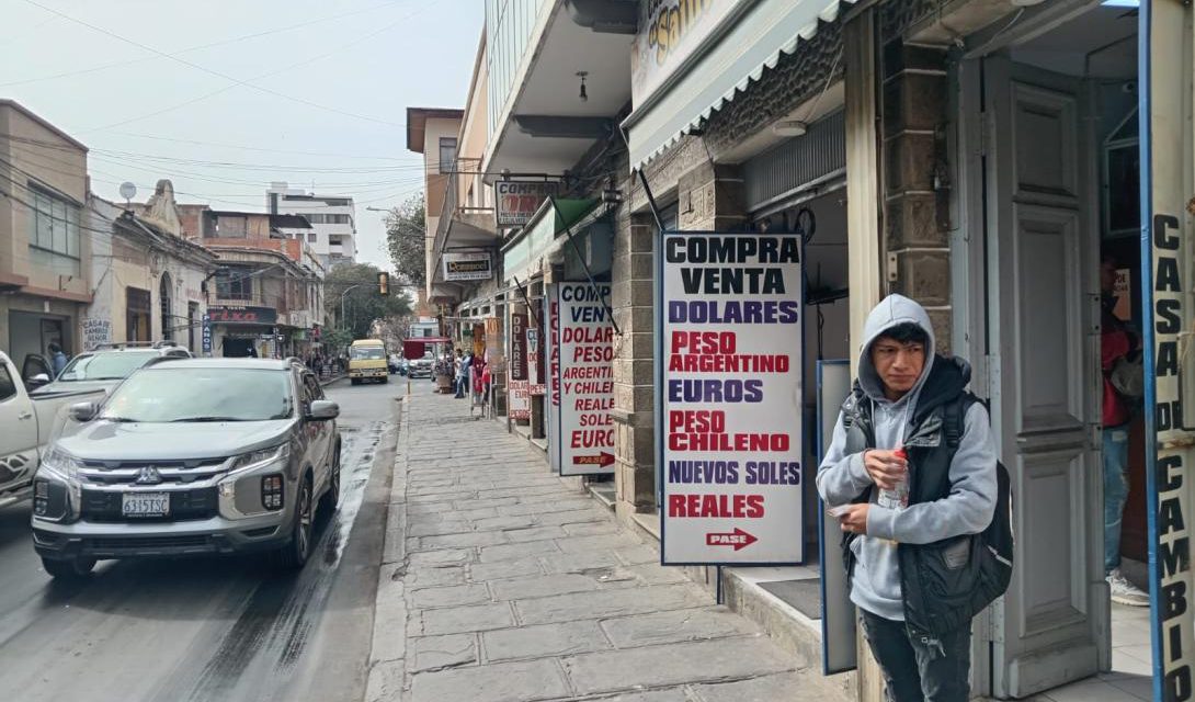Boliviano gana fuerza y peso argentino cae en la frontera