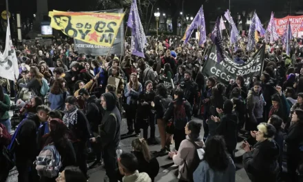 Multitudinarias marchas en Argentina por triple feminicidio