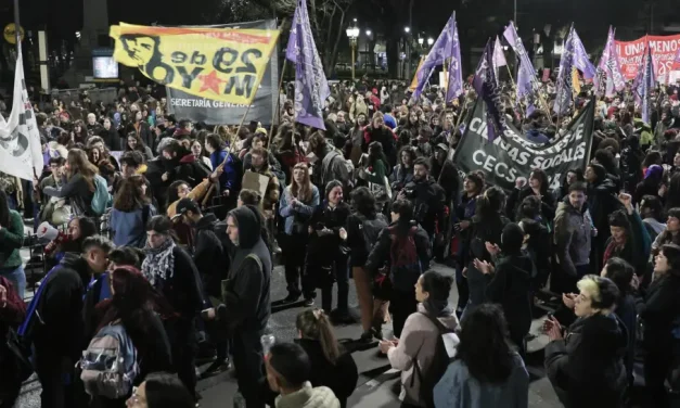 Multitudinarias marchas en Argentina por triple feminicidio