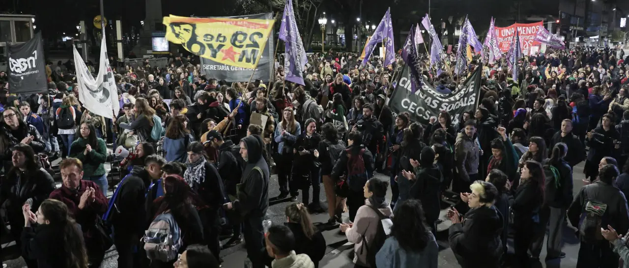 Multitudinarias marchas en Argentina por triple feminicidio