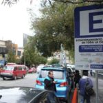 El primer día del parqueo tarifado en La Paz transcurre entre reclamos y confusión