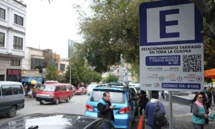 El primer día del parqueo tarifado en La Paz transcurre entre reclamos y confusión