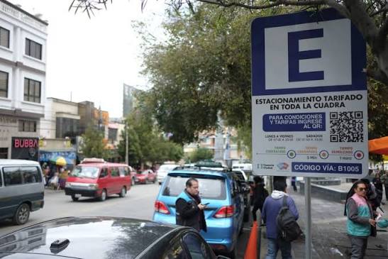 El primer día del parqueo tarifado en La Paz transcurre entre reclamos y confusión