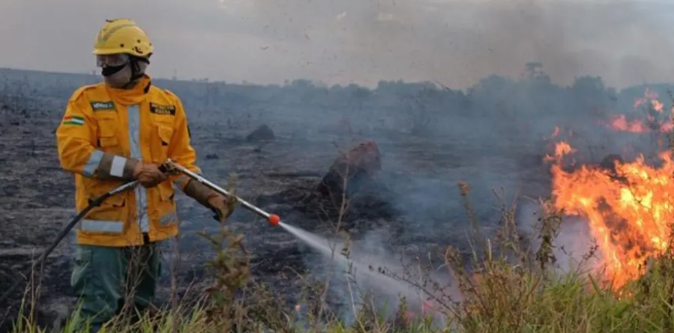 Lluvias parciales no apagan incendios en Santa Cruz