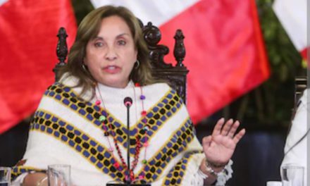 Dina Boluarte dice que se “baña en manteca” y no le afectan críticas de prensa ni encuestadoras