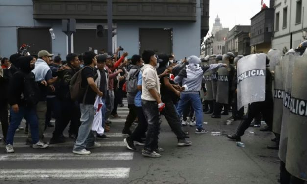 Perú: Enfrentamientos con la policía durante protestas en Lima contra reforma de pensiones y nuevo retiro de AFP